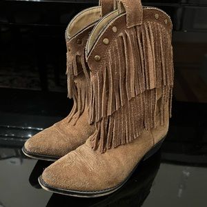 Smoky Mountain youth size 2.5 suede boots with fringe/tassel.